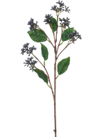 De Kunsttak Japanese Berry 63 cm heeft clusters van kleine staalblauwe bessen en enkele groene bladeren op dunne bruine stelen, tegen een effen witte achtergrond.