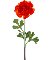 De Kunstbloem Ranonkel 51 cm donker oranje heeft een levendige donker oranje kunst ranonkel bloem met gelaagde bloemblaadjes en groene, gelobde bladeren op een lange steel, tegen een effen witte achtergrond.