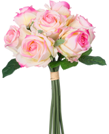De Kunstrozenboeket 7 Rozen Real Touch Crème/Roze 30 cm heeft zeven crèmekleurige en roze kunstrozen met groene bladeren en lange stelen, gebonden met een bruin lint en afgebeeld tegen een witte achtergrond.