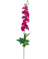Een enkele Kunstbloem Ridderspoor Real Touch roze, 90 cm hoog met meerdere roze bloemen langs de bovenste stengel en groene bladeren aan de basis, afgebeeld op een witte achtergrond.