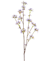 Een „Kunstbloementak 112 cm paars” met één bloeiende tak met delicate lavendelpaarse bloemen en gele hartjes op slanke bruine stelen, afgebeeld tegen een witte achtergrond.