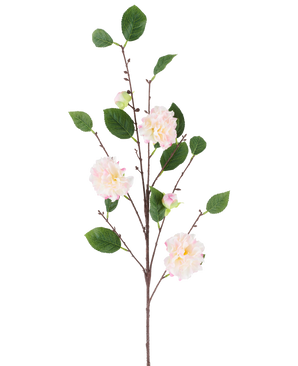 Un unico stelo del fiore artificiale Camelia giapponese, lungo 92 cm, con rami multipli con foglie verdi e fiori morbidi, rosa chiaro, simili a camelie, raffigurati su un semplice sfondo bianco.