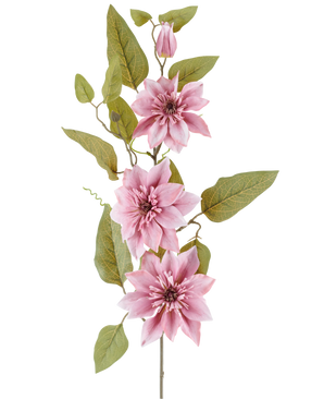Uno stelo del fiore artificiale Clematis di 81 cm rosa antico, con tre fiori di clematide rosa antico, un bocciolo rosa chiuso e diverse foglie verdi, su uno sfondo bianco.