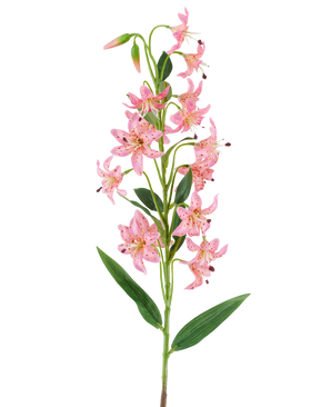 Un unico stelo del fiore artificiale Giglio fucsia da 82 cm, con vivaci fiori di giglio color fucsia con macchie scure, foglie verdi e boccioli su uno sfondo bianco.
