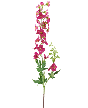 Un unico stelo del fiore artificiale Delphinium 79 cm rosa scuro, con fiori artificiali rosa brillante, foglie verdi e boccioli, isolati su uno sfondo bianco.
