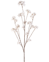 De Kunstbloem Kersenbloesem 130 cm crème heeft een enkele bruine steel die zich vertakt in meerdere dunne stelen, elk versierd met trosjes kleine, delicate crème kersenbloesem bloemen tegen een effen witte achtergrond.