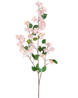 De Kunstbloem Perzikbloesem 140 cm roze is een kunsttak met lichtroze perzikbloesem bloemen en groene bladeren op slanke bruine stelen, afgebeeld geïsoleerd tegen een witte achtergrond.