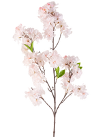 De Kunstbloem Kersenbloesem 119 cm blush heeft een enkele kersenbloesemtak met trosjes lichtroze bloemen en een paar groene blaadjes tegen een witte achtergrond.