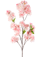 De Kunstbloem Kersenbloesem 119 cm roze heeft meerdere trossen lichtroze kersenbloesem bloemen en groene bladeren op een tak, tegen een witte achtergrond.