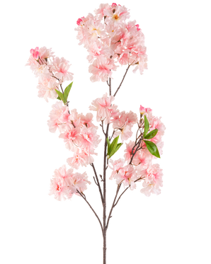 Il fiore artificiale di ciliegio rosa 119 cm ha diversi mazzi di fiori di ciliegio rosa chiaro e foglie verdi su un ramo, su uno sfondo bianco.