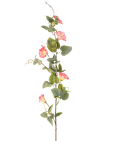 De Kunstbloem Winde 122 cm roze heeft een enkele hoge steel met groene bladeren, meerdere roze trompetvormige bloemen en krullende ranken tegen een witte achtergrond.