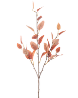 Een enkele Kunstbloem Eucalyptus 104 cm met meerdere dunne stelen en ovale rode herfstbladeren, tegen een effen witte achtergrond.