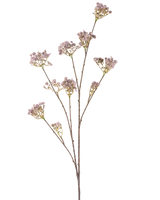 De Kunstbloem Gipskruid 112 cm lila heeft een slanke steel met meerdere takken, elk versierd met trosjes delicate lichtpaarse bloemen, tegen een effen witte achtergrond.