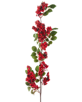 De Kunstbloem Bessen 104 cm rood heeft een enkele tak met clusters van kleine, helderrode bessen en groene bladeren tegen een witte achtergrond.