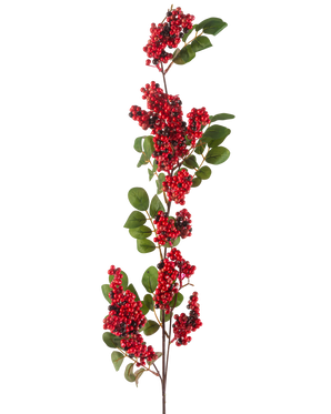 Il fiore artificiale bacche rosse da 104 cm ha un ramo singolo con grappoli di piccole bacche rosso vivo e foglie verdi su uno sfondo bianco.