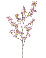 De Kunstbloem Bessen 107 cm paars heeft een enkele slanke tak met meerdere dunne stengels, elk versierd met trosjes kleine, ronde lichtpaarse bessen en een paar groene bladeren, tegen een effen witte achtergrond.