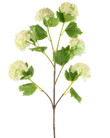 De Kunstbloem Sneeuwbal 94 cm groen heeft een enkele kunststengel met trosjes lichtgroene, hortensia-achtige bloemen en enkele groene bladeren, afgebeeld tegen een witte achtergrond.