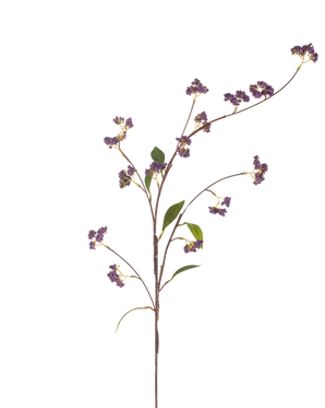Il Fiore Artificiale Bacche 95 cm viola ha un unico stelo marrone con rami multipli, decorato con mazzi di bacche viola e alcune foglie verdi, perfettamente isolate su uno sfondo bianco.