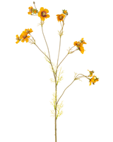 De Kunstbloem Cosmos 95 cm geel heeft een enkele hoge steel met dunne takken, elk versierd met trossen helder oranje-gele bloemen en delicate groene bladeren, tegen een effen witte achtergrond.