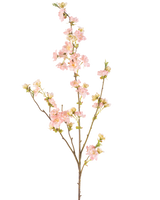 De Kunstbloem Kersenbloesem 94 cm lichtroze heeft een enkele tak met meerdere uitlopers, versierd met trossen delicate lichtroze kersenbloesems en groene knoppen, tegen een effen witte achtergrond.