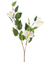 De Kunstbloem Hibiscus 89 cm crème heeft een tak met groene bladeren en drie crèmekleurige hibiscusbloemen met gele meeldraden tegen een effen witte achtergrond.
