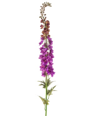 Il fiore artificiale Larkspur viola da 137 cm ha un alto stelo verde con foglie profondamente lobate e grappoli di vivaci fiori viola lungo la parte superiore, su uno sfondo bianco.
