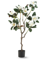 De Kunstplant Yulania 120 cm met bloem is een kunstmagnoliaboom in pot met meerdere takken, grote glanzende groene bladeren en verschillende witte bloemen tegen een effen witte achtergrond.