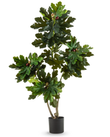 De Kunstplant Ficus Carica Vijgenboom 150 cm is een kunstvijgenboom in pot met meerdere takken, grote groene bladeren en kleine donkerpaarse nepvijgen in een eenvoudige zwarte pot tegen een effen witte achtergrond.