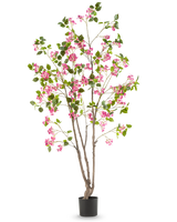 La Bougainvillea artificiale da 180 cm è una pianta artificiale alta con diversi steli marroni, foglie verdi e fiori rosa brillante in un vaso nero, su uno sfondo bianco semplice.
