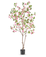 De Kunstplant Bougainvillea 210 cm is een hoge kunstboom met slanke bruine takken, groene bladeren en trossen felroze bloemen in een eenvoudige zwarte pot tegen een witte achtergrond.