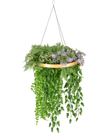 De Kunst hangplant varen UV 40 cm in ring goud heeft realistisch groen hangend varenblad gerangschikt in een gouden ring en is opgehangen aan zilveren kettingen voor een stijlvolle hangende display.
