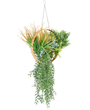 La pianta artificiale da appendere Felce UV 30 cm in anello dorato ha diverse piante artificiali, come felci, rampicanti, erba spinosa e fiori blu, disposte in un anello dorato con una catena per appenderle.