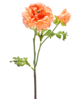 Een enkele steel van de Kunstbloem Ranonkel 51 cm lichtroze met een grote lichtroze bloem in volle bloei, een kleinere knop en groene bladeren tegen een witte achtergrond.