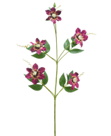 De Kunstbloem Celematis 78 cm paars heeft een enkele groene stengel met vijf bloeiende paarse bloemen, elk met puntige bloemblaadjes en een geel hart, omringd door groene bladeren en gekrulde ranken, geïsoleerd op een witte achtergrond.