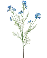 De Kunstbloem Wilde Delphinium 71 cm blauw heeft een lange, slanke groene stengel met slierterige bladeren en trosjes blauwe bloemen die zich vertakken in de top, tegen een witte achtergrond.