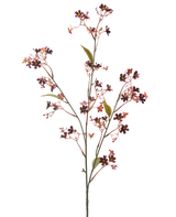De Kunstbloem Daphne 108 cm bordeaux heeft een enkele stengel met meerdere dunne takken, kleine donkerpaarse en roze bloemen met een geel hart en een paar groene bladeren tegen een effen witte achtergrond.