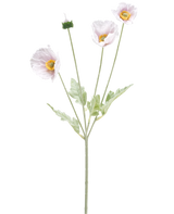 De Kunstbloem Klaproos Real Touch paars 60 cm heeft een enkele steel met drie lichtpaarse klaproos bloemen, een gesloten knop, gele hartjes, delicate bloemblaadjes en lichtgroene bladeren op een witte achtergrond.