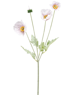 Il fiore artificiale Papavero Real Touch viola 60 cm ha un unico stelo con tre fiori di papavero viola chiaro, un bocciolo chiuso, cuori gialli, petali delicati e foglie verde chiaro su sfondo bianco.