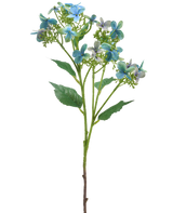 De Kunstbloem Wilde Hortensia 62 cm blauw/groen heeft een enkele kunststengel met trossen blauwe en groene bloemen en enkele groene bladeren, afgebeeld tegen een witte achtergrond.
