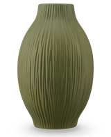 De Vaas Silent Leaf 25 cm groen is een vaas van groen keramiek met een matte afwerking en verticale groeven op het ronde, licht taps toelopende lichaam, tegen een effen witte achtergrond.