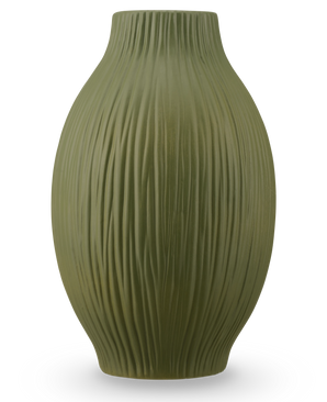 De Vaas Silent Leaf 25 cm groen is een vaas van groen keramiek met een matte afwerking en verticale groeven op het ronde, licht taps toelopende lichaam, tegen een effen witte achtergrond.