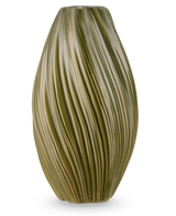 De Vaas Soft Dune 26 cm groen is een hoge, olijfgroene vaas van keramiek met een langwerpige vorm met verticale golvende richels, waardoor een natuurlijke textuur ontstaat. Afgebeeld op een witte achtergrond.