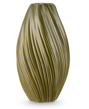 De Vaas Soft Dune 26 cm groen is een hoge, olijfgroene vaas van keramiek met een langwerpige vorm met verticale golvende richels, waardoor een natuurlijke textuur ontstaat. Afgebeeld op een witte achtergrond.