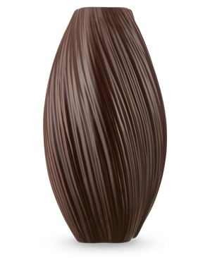 De Vaas Soft Dune 26 cm bruin is een hoge, donkerbruine vaas van keramiek met een gladde, glanzende afwerking met een verticaal golvend structuurpatroon.