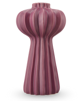 De Vaas Morning Dawdrop 25 cm paars is een hoge, sculpturale vaas met een matte, dieppaarse afwerking, verticale richels en een bolvormige bovenkant die taps toeloopt naar een slanke basis, tegen een effen witte achtergrond.