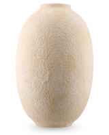 De Vaas Blush Meadow 42 cm beige is een ronde vaas van keramiek met een gestructureerd, steenachtig oppervlak en een smalle opening, afgebeeld tegen een witte achtergrond.