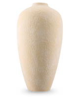 De Vaas Calm Bloom 42 cm beige is een hoge, ovale vaas van keramiek met een gestructureerd oppervlak en een smalle opening, tegen een effen witte achtergrond.