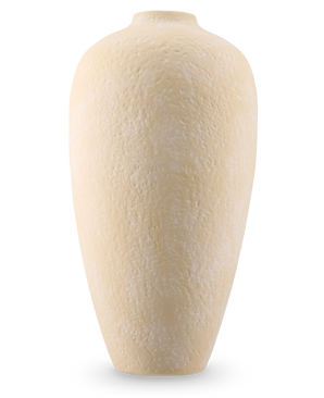 De Vaas Calm Bloom 42 cm beige is een hoge, ovale vaas van keramiek met een gestructureerd oppervlak en een smalle opening, tegen een effen witte achtergrond.