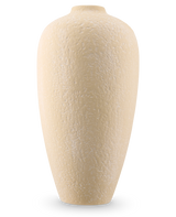 Een hoge, gestructureerde Vaas Calm Bloom-vaas in gebroken wit, met een hoogte van 42 cm en een smalle opening aan de bovenkant, afgebeeld tegen een effen witte achtergrond.