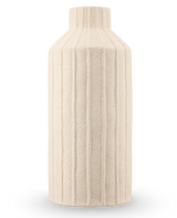 De Vaas Forest Curve 30 cm beige is een hoge, cilindervormige vaas van keramiek met een mat, gestructureerd oppervlak met verticale ribbelpatronen en een smalle hals.